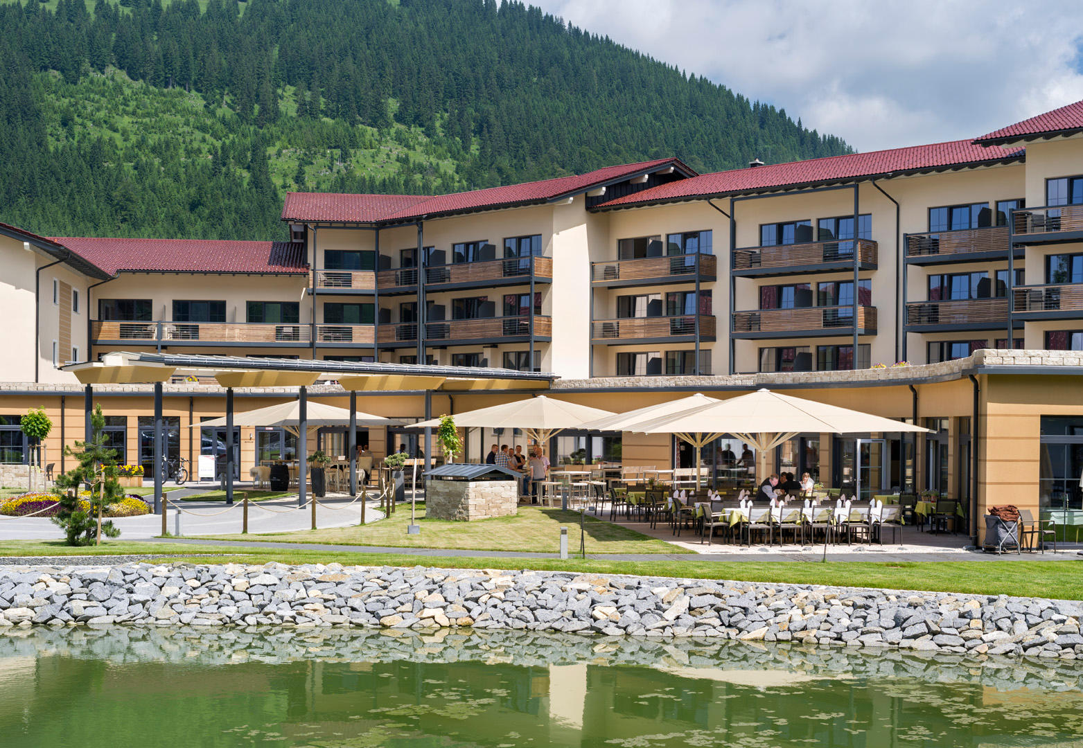 Hotelterrasse mit hellgelben Sonnenschirmen